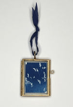 Charger l'image dans la galerie, Cadre-Bijou avec cyanotype (graminées 1)