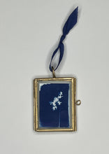 Charger l'image dans la galerie, Cadre-Bijou avec cyanotype (ombrelle)