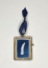 Charger l'image dans la galerie, Cadre-Bijou avec cyanotype (fougère)