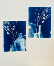 Charger l'image dans la galerie, "Duo de cyanotypes botaniques bleu de Prusse sur mur blanc".