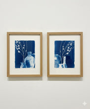 Charger l'image dans la galerie, "Duo de cadres cyanotypes botaniques bleu de Prusse sur mur blanc".