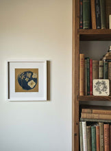 Charger l'image dans la galerie, Cyanotype et fleurs séchées sur papier kraft