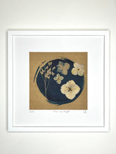 Charger l'image dans la galerie, Cyanotype et fleurs séchées sur papier kraft encadré 