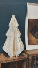 Charger l&#39;image dans la galerie, Sapin de Noël à poser en papier artisanal recyclé