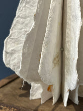 Charger l&#39;image dans la galerie, Sapin de Noël à poser en papier artisanal recyclé