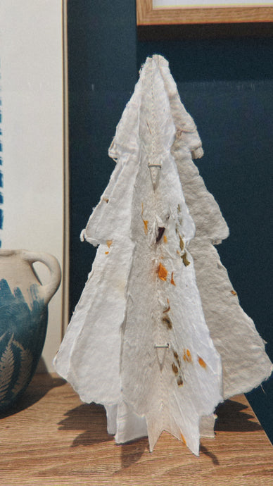Sapin de Noël à poser en papier artisanal recyclé
