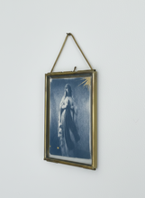Charger l'image dans la galerie, Cyanotype Original "Vierge Marie" et feuille d’or avec un cadre laiton entre 2 verres
