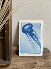 Charger l&#39;image dans la galerie, Tirage limité de &quot;Meduse bleue&quot; sur papier d’art Awagami